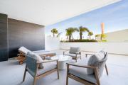 Bikini Bottom Residence - Modern Poolside Escape