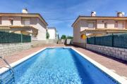 Casa con piscina comunitaria