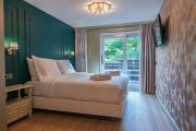 Gouden kamer met terras, duinen en bos