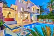 Kalkanda Deniz Manzaralı 6 Kişilik Villa
