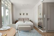 Eleganckie Studio z Balkonem Blisko Parku Zdrojowego by Renters Prestige