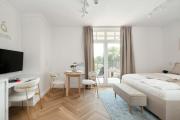 Eleganckie Studio z Balkonem Blisko Parku Zdrojowego by Renters Prestige