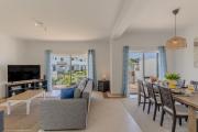 #375 Spacious Townhouse with Pool, BBQ & Parking