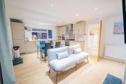 3BR Holiday-Home Bungalow with Free Parking, Large Garden & Fast WiFi