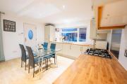 3BR Holiday-Home Bungalow with Free Parking, Large Garden & Fast WiFi