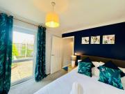 Bright & Sociable Home with Garden Retreat