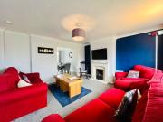 Bright & Sociable Home with Garden Retreat