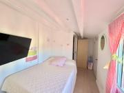 Habitación con baño y cocina