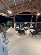 Casa Attika - Modern Glasshouse with Skyline Views