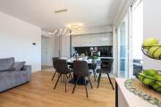 Modern 2-Bedroom Apartment Near Old Town with Free Parking