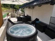 Holiday Home Meadow&Vines with Hot Tub