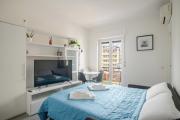 Chic Studio con Cucina Indipendente e Terrazzino