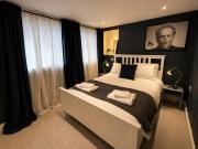 F1 Town Centre, Walk to Races! Sleeps 4