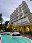 Hotel Monaco - parcheggio e piscina