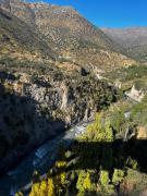 Cabaña rústica en la montaña