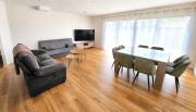 Rez-de-chaussée complet dans une maison contemporaine