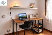 Design Loft con Patio Privato - Vicino Stazione, Tram e Centro - Parcheggio Auto H24 a 6 minuti a Piedi - No ZTL