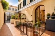 Design Loft con Patio Privato - Vicino Stazione, Tram e Centro - Parcheggio Auto H24 a 6 minuti a Piedi - No ZTL