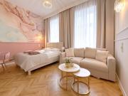 Upscale Apartments - AC in rooms, ensuite bathrooms, lift - 8 mins to Main Square