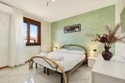 Airport BGY 4 min - Spacious House with Two Balconies