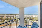Warm welcoming condo with outdoor pool & clubhouse - short stroll to beach