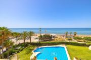 Apto situado a 20 metros de la playa con 3 piscinas, wifi 1000Mbs