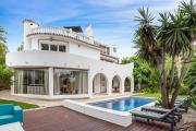 Luxury Villa with Private Pool Rooftop Jacuzzi