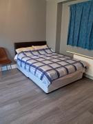 Studio Sleeps 2 with Parking and WiFi