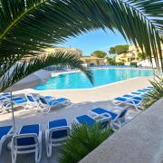 Vanae, T2 terrasse, piscine, plage à pied, parking