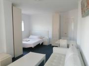 Habitación preciosa grande centro malaga justo enfrente del centro comercial VIALIA también del centro comercial LARIOS y la estación de tren María zambrano también cerca a la playa