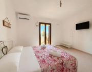 LALLOGGIO DEL SOLE APARTMENTS - elegant and welcoming residence with independent apartments, shared patio and parking area, near the beach and train station with hourly trains to Rome - Lido delle Sirene, Anzio