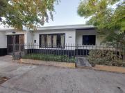 Casa amplia con parrilla a pasitos del parque