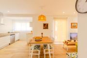 Downtown apartment a short walk from the beach by Domidai
