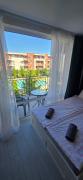 Boutique modern studio, free parking, wi-fi, tv, pool view, garden, quiet, security, 15 min walk to the sea