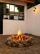 Cozy Retreat in Arusha - power 24hrs -Firepit - Free Parking- Garden swing- Fast Wi-Fi