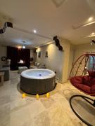 Two-Bedroom Apartment with Jacuzzi
