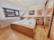BAT Home Solutions Trier-Euren - alles was ein Hotel nicht bietet - 10 Min zur Altstadt - 98 qm Scheune für 9 Personen mit Sternenhimmel, Wintergarten, Grill und Kino - barrierefrei dank Lift & Auffahrt
