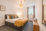 Cardiff Bay Breeze Modern 2BR Apartment Private Parking Fast WiFi