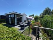 EuroParcs Bad Meersee Chalet Coastline Zeeland mit Zaun Haus Nr 80