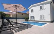 Four-Bedroom Holiday Home In Privlaka