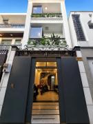 VIntage room has balcony in the central