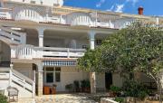 2 Bedroom Cozy Apartment In Kustici