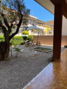 villatta con giardino a cique passi dal mare