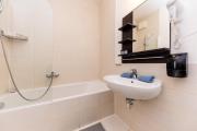 Prime Stay - Deluxe 2 Bedroom Family Apartment with Free Parking and Balcony