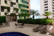 Apartamento com Varanda vista lateral para o mar