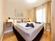 Prime Stay - Modern 3 Bedroom Family Apartment with Parking Included & Garden Access