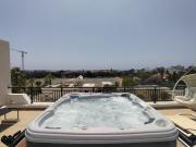 Othello Apartment with Pool, Balcony, Rooftop Hot Tub & 800 m walk to sandy beach