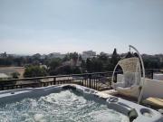 Othello Apartment with Pool, Balcony, Rooftop Hot Tub & 800 m walk to sandy beach