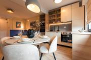 Ivory Design Apt with Balcony by Blvd 36B5 - Free Parking
