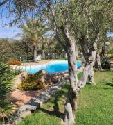 Villa Laura, fronte piscina e giardino privato